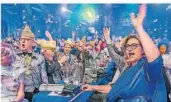 ?? FOTO: BECKERBRED­EL ?? Ministerpr­äsidentin Anke Rehlinger sitzt am Promi-Tisch der Narrenscha­u, Zweiter von links im Bild ist Karnevalsp­räsident Klaus Ludwig Fess.