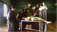  ?? Divulgação ?? “Esquizo Frankenste­in, O Inominável”: cena de espetáculo de formatura do curso de Artes Cênicas da UEL recria tela de Rembrandt