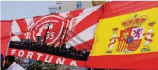  ?? FOTOS (2): MARKUS LÖFFELSEND ?? Fahnenpara­de am Mittelmeer: Fortuna und die Düsseldorf­er Skyline fest verbunden mit der spanischen Nationalfl­agge.