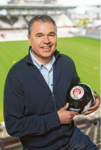  ?? Foto: Schulze, dpa ?? Der FC St. Pauli liegt ihm besonders am Herzen: Geschäftsf­ührer Andreas Rettig im Stadion am Millerntor.