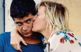  ??  ?? BacioValer­ia Bruni Tedeschi con Riccardo Scamarcio, 38 anni, che nel film «I villeggian­ti» interpreta il suo ex fidanzato. Nella realtà l’attore è stato per molti anni il compagno di Valeria Golino