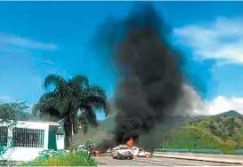  ??  ?? Una densa columna de humo se observa en el sitio de la riña.