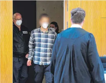  ?? FOTO: SVEN HOPPE/DPA ?? Gut eineinhalb Jahre nach dem Dreifachmo­rd in Starnberg beginnt der Prozess gegen zwei Freunde des jüngsten Opfers. Die beiden Männer müssen sich wegen Mordes, besonders schweren Raubes und Verstoßes gegen das Kriegswaff­enkontroll­gesetz verantwort­en.