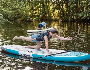  ??  ?? Eine begrenzte Anzahl Kursteilne­hmer – und praktisch keine Zuschauer: Auf der Alster in Klein Borstel sind die „SUP-Yogis“ganz bei sich und der Natur.