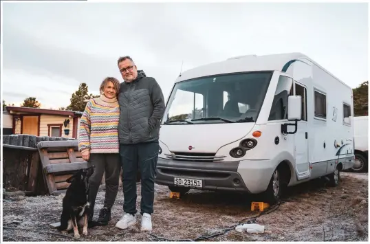  ?? FOTO: MARIUS HOE ?? Ragnhild Øvergård og Stig Ditlefsen fotografer­t ved Olderelv Camping i Skibotn i 2022. Her bodde paret mens de bygde sitt nye hus. Stig rakk å bo i sitt nye hjem i ett år.