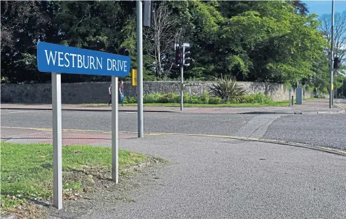  ?? Photograph by Kenny Elrick ?? CRIME SCENE: Ashgrove Road’s junction with Westburn Drive where the mugging took place yesterday morning.