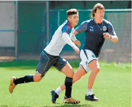  ??  ?? Matías Almeyda e Isaac Brizuela, en un entrenamie­nto