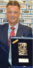  ??  ?? Fair Play Louis van Gaal con il premio ritirato a Castel Fiorentino