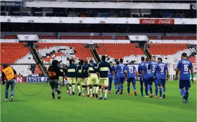  ??  ?? INGRESO. Cruz Azul y América entran a la cancha del Estadio Azteca para disputar el que fuera el último partido del Cl. 2020.