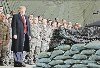  ??  ?? TRUMP. El presidente con las tropas de Estados Unidos en Afganistán en noviembre de 2019.