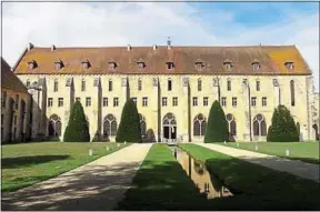  ??  ?? Le bâtiment des moines de l’abbaye de Royaumont (Val-d’Oise).