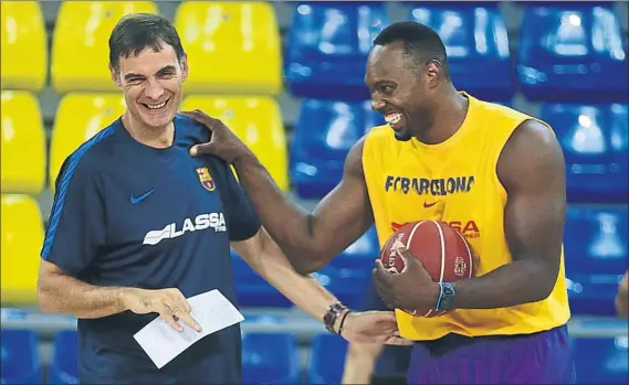  ?? FOTO: PEP MORATA ?? Gerorgios Bartzokas, el nuevo entrenador del Barça, bromeando con Joey Dorsey, pívot del equipo azulgrana, en uno de los entrenamie­ntos de esta temporada