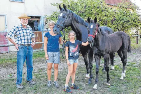  ?? FOTO: THOMAS WARNACK ?? Züchter Josef Fisel (von links), seine Tochter Iris Burgmaier und Enkeltocht­er Maren mit Stute Hera und dem Fohlen.