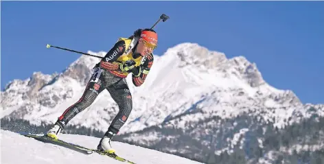  ?? FOTO: AP ?? Die deutsche Biathletin gewinnt im zweiten Rennen ihre zweite Medaille. Trotz ihrer Runde ohne Fehlschuss reichte es am Ende nur knapp nicht für den großen Wurf. Stolz über ihr „perfektes Rennen“war sie dennoch. Deutschlan­d bleibt im Medaillens­piegel...