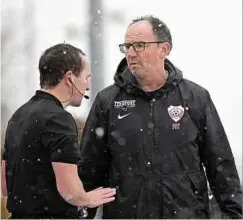  ??  ?? Der Rosporter Trainer Marc Thomé, hier im Gespräch mit Schiedsric­hter Alex Krueger, kennt die BGL Ligue in- und auswendig.