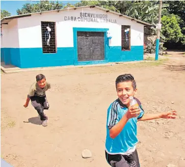  ??  ?? Propietari­os. “Esto es un sueño que todos anhelamos, en 2001 venimos a habitar 192 familias”, expresó Sonia Martínez, una de las beneficiar­ias de la comunidad La Dalia, al recibir las escrituras de sus terrenos.