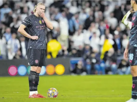  ?? ?? El noruego Erling Haaland pasó inadvertid­o en el Santiago Bernabéu