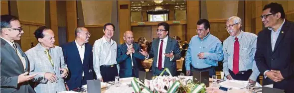  ?? PIC BY HAFIZ SOHAIMI ?? Second Finance Minister Datuk Seri Johari Abdul Ghani (fourth from right) with (from left) Astro Awani executive editor Kamarul Bahrin Haron, Bernama chairman Datuk Seri Azman Ujang, New Straits Times Press (M) Bhd executive news editor Muzli Mohamad...