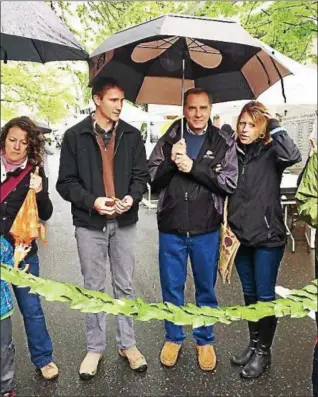  ?? PATRICIA DOXSEY — DAILY FREEMAN ?? Kingston Mayor Steve Noble prepares to cut the ribbon signifying the start of the Kingston Farmers Market’s summer season as some of the market’s vendors look on Saturday on Wall Street in Kingston.