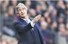  ??  ?? ► Manuel Pellegrini dirigiendo al Manchester City, en 2015.