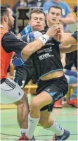  ?? FOTO: THOMAS SIEDLER ?? In dieser Runde bislang nicht zu stoppen: Die HG Aalen/Wasser- alfingen (blau).