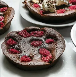  ?? KOSANOVIC FOR THE WASHINGTON POST GORAN ?? Dark Chocolate and Raspberry Brownie Tarts can be made in tart pans or a muffin-top pan.