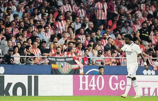  ?? OSCAR DEL POZO / AFP ?? Vinícius al partit contra l’Atlètic de Madrid, en què va ser víctima d’insults racistes de l’afició del Metropolit­ano