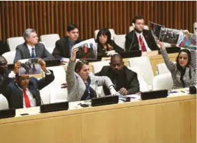  ?? (AFP) ?? PROTESTA. Miembros de la delegación cubana en la ONU interrumpe­n la sesión que iba a tratar el caso de prisionero­s políticos en la isla.
