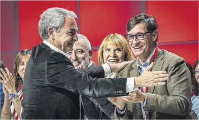  ?? Manu Mitru ?? El expresiden­te José Luis Rodríguez Zapatero felicita a Salvador Illa, a la derecha, en el congreso del PSC.