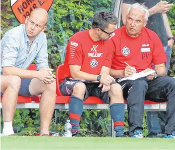  ?? FOTO: THOMAS SIEDLER ?? Bei seinem früheren Verein Fortuna Köln musste der Aalener Trainer Peter Vollmann (rechts) eine Niederlage einstecken.