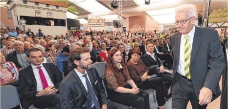  ?? FOTO: FELIX KÄSTLE ?? Ministerpr­äsident Winfried Kretschman­n hat die 50. Oberschwab­enschau in Ravensburg am Samstag eröffnet.