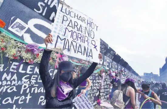  ?? FOTOS: CRISTINA FÉLIX/EL DEBATE ?? > Frente a un muro lleno de nombres de las víctimas de feminicidi­o, manifestan­te solicita unirse a la protesta.