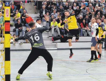  ?? ARCHIV-FOTO: KARL-HEINZ BODON ?? Matthias Fuchs (rechts) gehört zu den Spielern, die dauerhaft aus der zweiten Mannschaft in die erste Mannschaft aufgerückt sind.