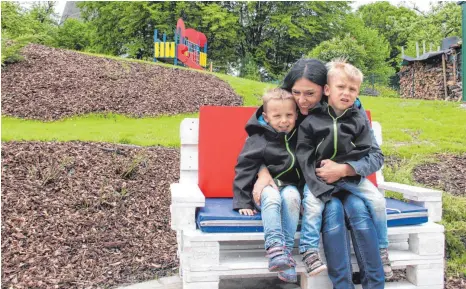  ?? FOTO: JENNIFER KUHLMANN ?? Petra Klotz und ihre beiden Söhne Jannis und Lenni freuen sich über so viel Hilfsberei­tschaft und ihren neuen Garten.