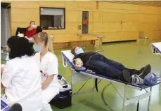  ?? SZ-FOTO: HOG ?? Barbara Wallner aus Untermarch­tal kam trotz der strengeren Sicherheit­svorkehrun­gen zur Blutspende­aktion nach Obermarcht­al.