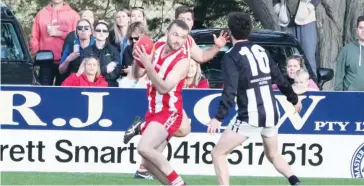  ??  ?? Trafalgar’s Darcy Brock marks in front of Yinnar opponent Dean Linton.