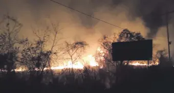  ??  ?? Pastizales de Ypacaraí también fueron afectados. El fuego se extendió hasta la compañía Patiño.