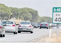  ?? ALBERTO DOMÍNGUEZ ?? Vehículos en una carretera de la provincia de Huelva.