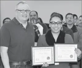  ?? PHOTO BY CESAR NEYOY/BAJO EL SOL ?? SAN LUIS MAYOR GERARDO SANCHEZ PRESENTS human resources employee Maria Munoz with Employee of the Year and Employee of the Quarter awards for her service.