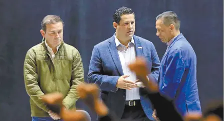  ??  ?? En el Teatro Principal de Guanajuato se realizó la reunión con el gobernador Diego Sinhue Rodríguez (centro), el alcalde Alejandro Navarro (izq.) y el rector Luis Felipe Guerrero; sin embargo, ante la inasistenc­ia del fiscal General de estado los estudiante­s dieron por cancelado el encuentro.