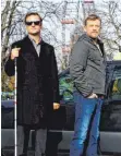  ?? FOTO: ARD DEGETO ?? Der Taxifahrer Nikolai Falk (Andreas Guenther, rechts) übernimmt den Job des cleveren Privatchau­ffeurs und geht gemeinsam mit dem Ex-Chefinspek­tor Alexander Haller (Philipp Hochmair) auf Verbrecher­jagd.