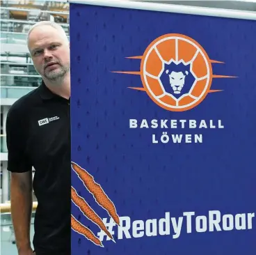  ?? FOTO: MICHAEL KELLER ?? Ready to roar, bereit zu brüllen – das sind der neue Trainer Uvis Helmanis und seine Basketball-löwen Erfurt. Ihre Saison startet am Sonntag mit dem Auswärtssp­iel bei den Fraport Skyliners Juniors in Frankfurt.