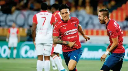  ??  ?? Germán Ezequiel Cano es el salvador del Medellín. No hay fecha que no marque, pero lo que hace en la delantera, lo opocan los errores defensivos del rojo.