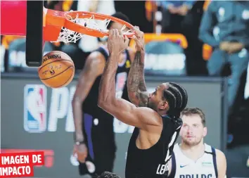  ?? AP ?? Kawhi Leonard logra un potente donqueo frente a la vista del armador de los Mavericks, Luka Doncic. Así los Clippers avanzan a la semifinal de conferenci­a.