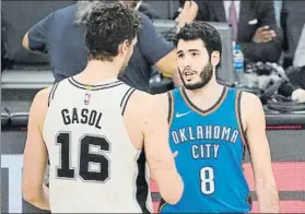  ?? FOTO: EFE ?? Pau saludando a Abrines. Gasol se impuso en el duelo español de la jornada