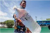  ?? ?? MONTERREY. Por la escasez, las botellas de agua se venden en cruceros en 15 pesos.