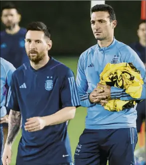  ?? FOTO: EFE ?? Messi y Scaloni, en el entrenamie­nto de ayer de la selección argentina