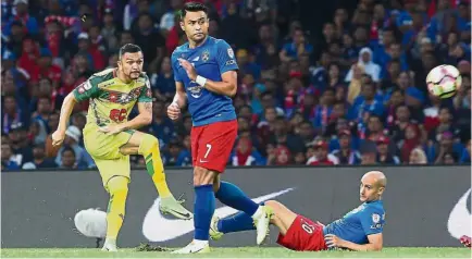  ?? — IZZRAFIQ ALIAS / The Star ?? Off target: Kedah’s Sandro Mendonca (left) attempting to score during the Malaysia Cup final against Johor Darul Ta’zim at the Shah Alam Stadium last night.
