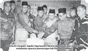  ??  ?? DOUGLAS (tengah), Sapdin (tiga kanan), Akram (dua kanan) dan tetamu lain melakukan upacara pemotongan kek Hari Raya Aidilfitri.