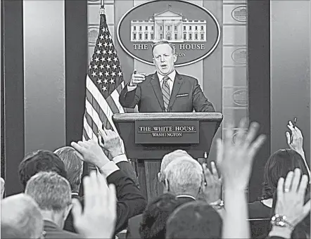  ?? [ Reuters] ?? Auf verlorenem Posten im Weißen Haus: Den Schlingerk­urs des Präsidente­n kann Sean Spencer nur schwer verkaufen.